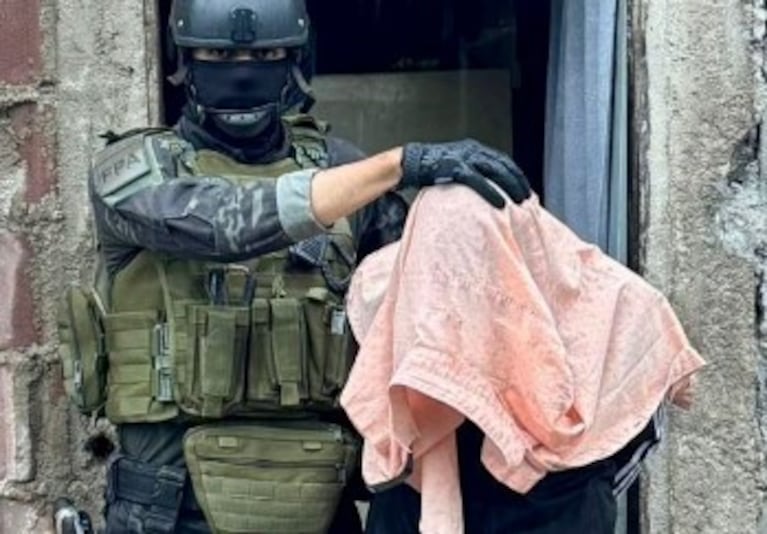 La Policía incautó droga, dinero y una moto utilizada para el delivery en Parque 9 de Julio.