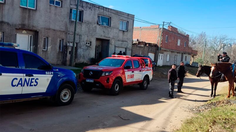 La Policía inició rastrillajes desde la casa de la menor.