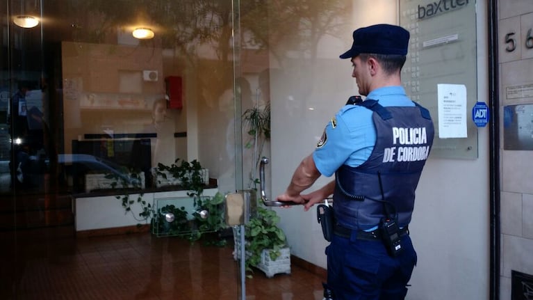 La Policía inspeccionó los departamentos robados en el edificio. Foto: Karina Vallori.