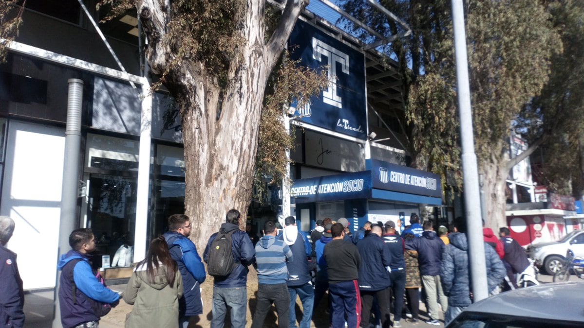 La Policía intervino y detuvo a cuatro hinchas.