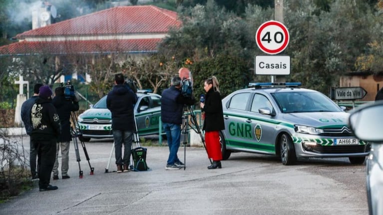 La policía investiga la vivienda de Tomar donde ocurrió el brutal crimen.