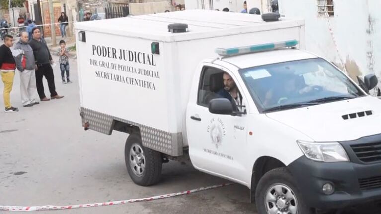 La policía judicial retira el cuerpo de Stella Barrera.