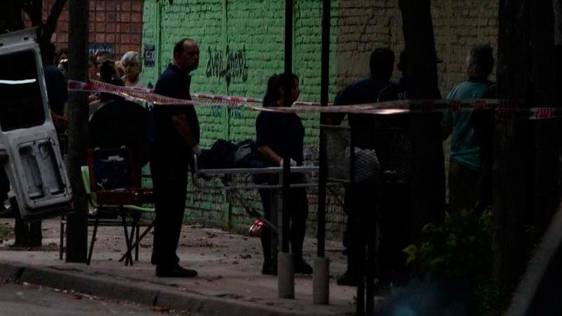 La Policía Judicial retira el cuerpo del empleado asesinado.