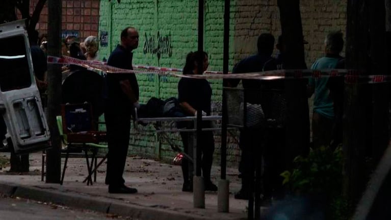 La Policía Judicial retira el cuerpo del empleado asesinado.
