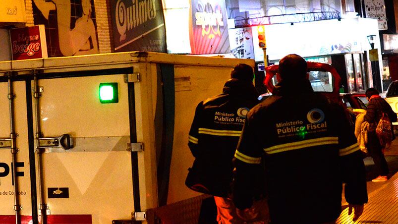 La policía judicial retiró el cuerpo del edificio de la calle Constitución en Río Cuarto. Fotos:  El Puntal.