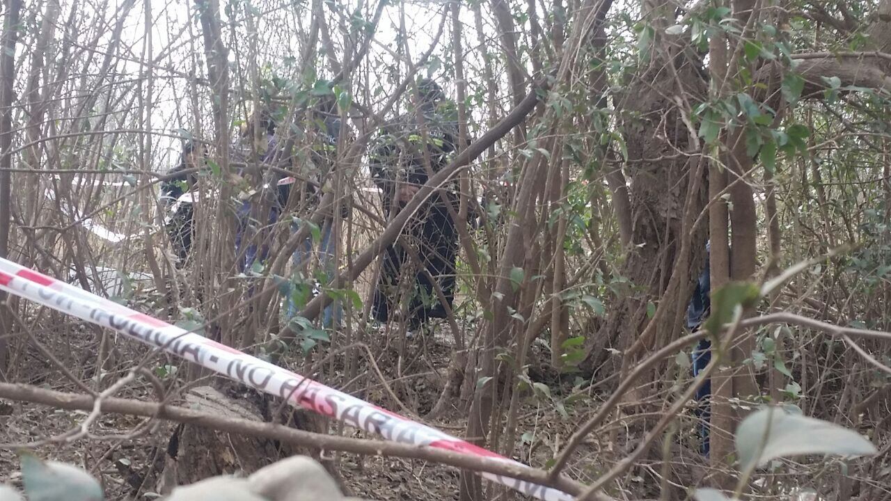 La Policía Judicial trabaja en el descampado de barrio El Chingolo.