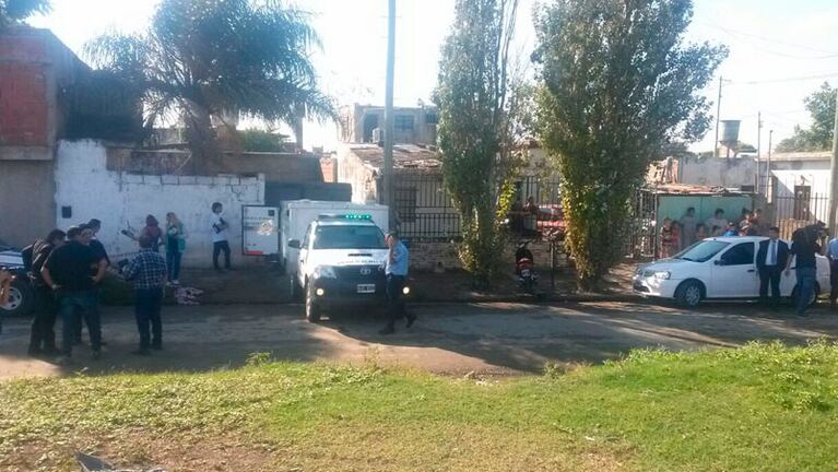 La Policía Judicial trabaja en la casa donde encontraron el cuerpo. Foto: Marcos Villagra.