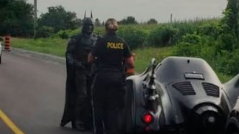 La policía le pide los papeles a Batman.