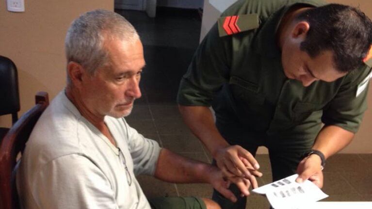 La policía le toma las huellas dactilares al abogado de Lázaro Báez.