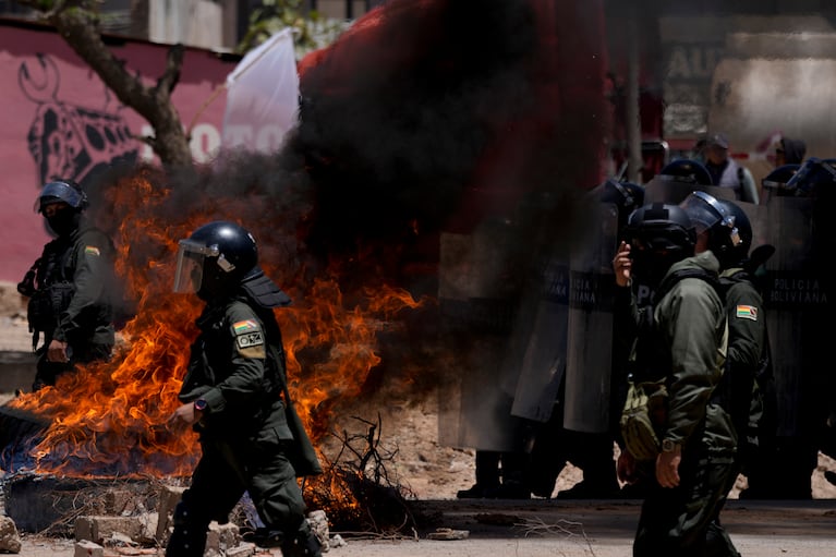 La policía llega para despejar las carreteras bloqueadas por partidarios del expresidente Evo Morales, para evitar que enfrente una investigación criminal por acusaciones de abuso de una menor mientras estaba en el cargo, en Parotani, Bolivia, el viernes 1 de noviembre de 2024. (Foto AP/Juan Karita)