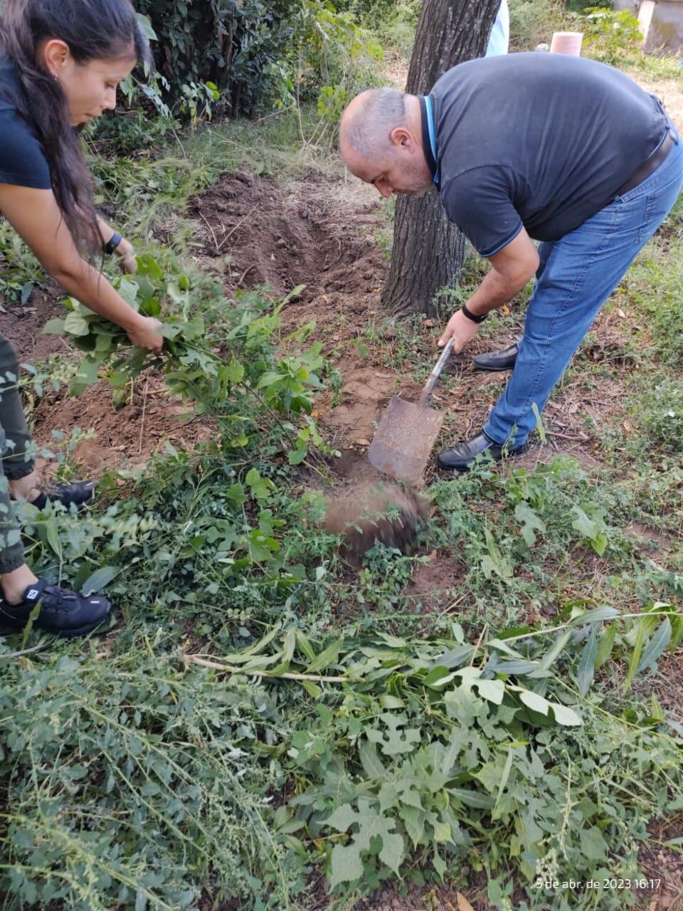 La policía local encontró enterrado parte del dinero que había sido robado días atrás.