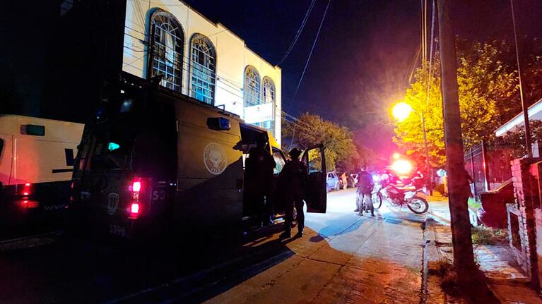 La Policía logró convencer al hombre, que terminó detenido.