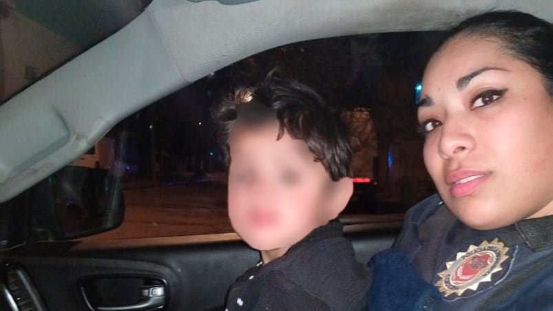 La policía logro localizar a la familia del pequeño.