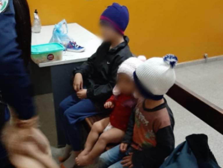 La policía que recibió a los hermanitos abandonados se ofreció a adoptarlos