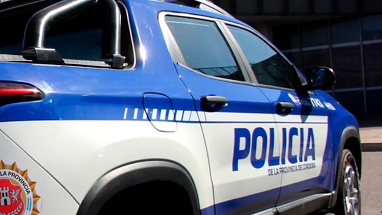 La policía realiza allanamientos buscando armas.