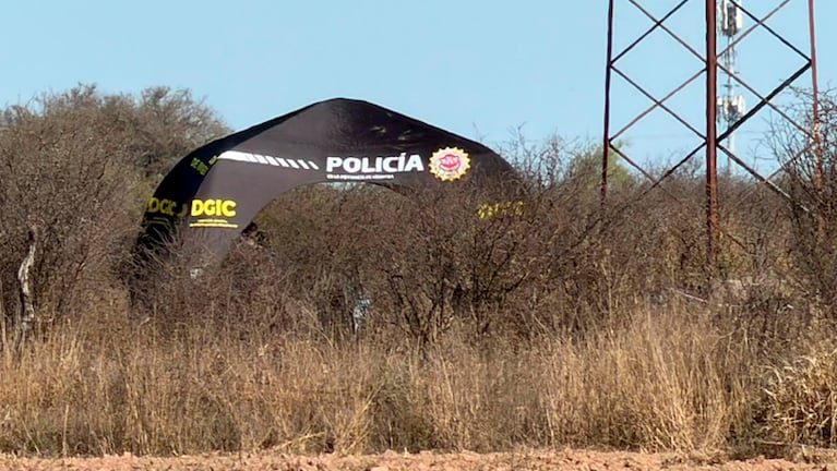 La Policía realiza rastrillajes en la zona del hallazgo del cadáver. Foto: Mateo Lago / El Doce.