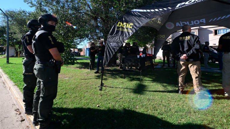 La Policía realizó allanamientos por las amenazas en las escuelas.