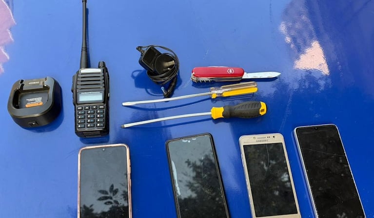 La Policía recuperó cuatro celulares durante el operativo.