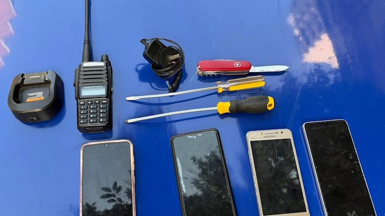 La Policía recuperó cuatro celulares durante el operativo.