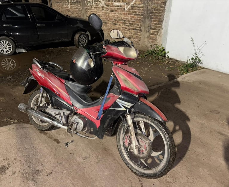 La Policía recuperó la motocicleta del hombre en muletas que había sido asaltado violentamente