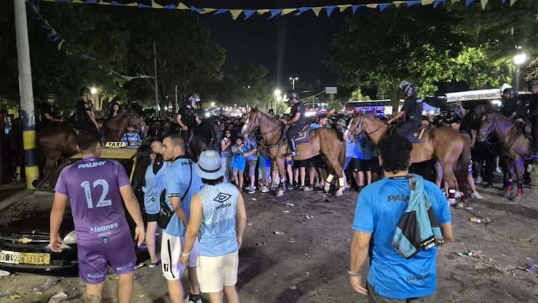 La Policía reprimió a los hinchas de Belgrano en Rosario.