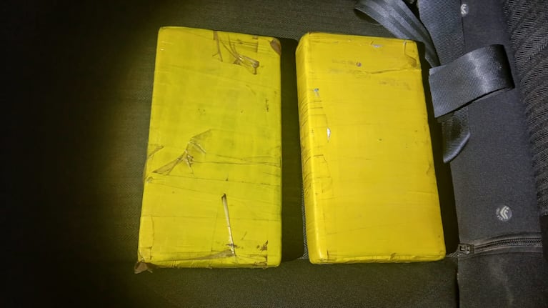 La policía retirada detenida llevaba dos ladrillos de cocaína.