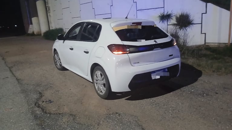 La policía retirada llevaba cocaína en su auto.