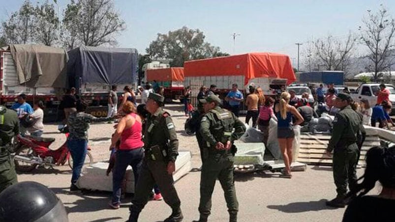 La Policía riojana y la Gendarmería intentan poner orden durante los saqueos.