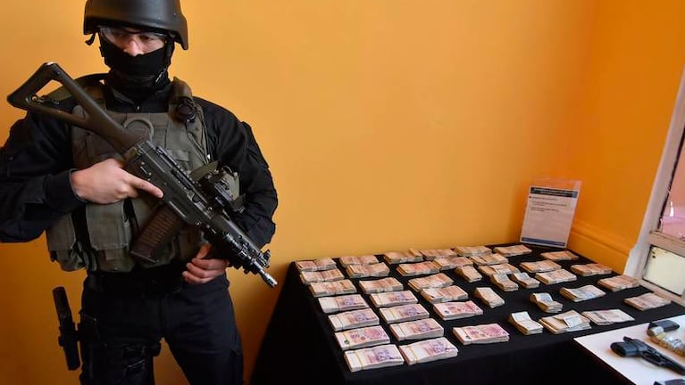 La Policía secuestro armas de fuego, pesos y dinero en efectivo de la banda Pixiu.