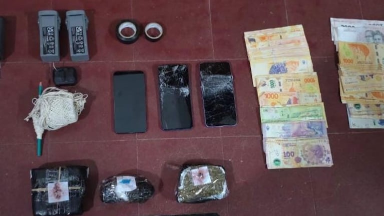 La Policía secuestró droga, celulares y hélices de dron en el operativo de Cruz del Eje.