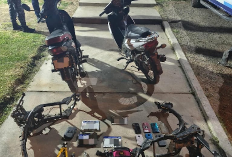 La Policía secuestró motos robadas y motopartes en un operativo en Villa El Libertador.