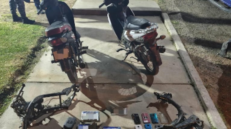 La Policía secuestró motos robadas y motopartes en un operativo en Villa El Libertador.