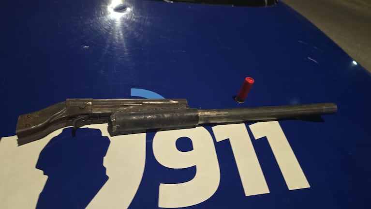 La policía secuestró una réplica de escopeta casera y un cartucho calibre 16 en Villa Urquiza.