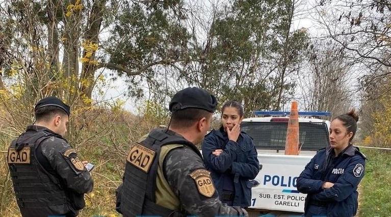 La Policía trabajando en el lugar donde encontraron los cuerpos. (Foto: Facebook - RADIO FM LASER 91.3 LRI 989 Carlos Tejedor)