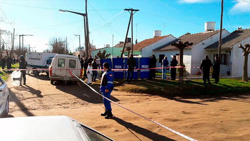 La Policía trabajando en la casa donde sucedió la masacre.