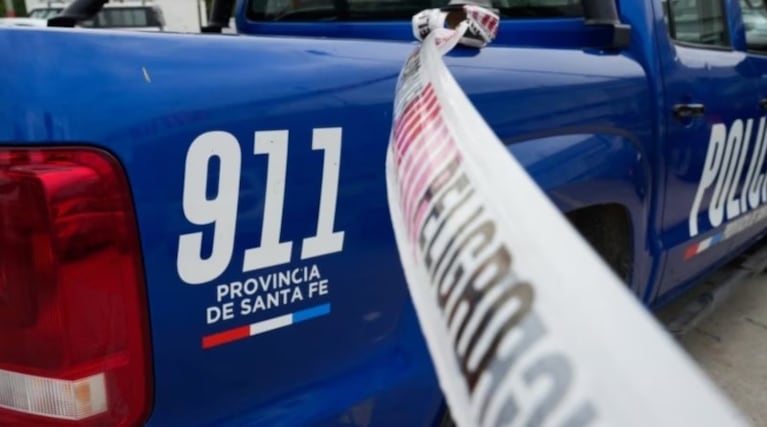 La policía y la científica trabajaron en la vivienda donde hallaron el cuerpo de la joven en Coronda.