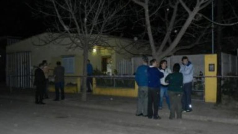 La Policía y la fiscalía trabajaron en la casa donde hallaron los cadáveres. Foto: Diariodevoto.com.ar