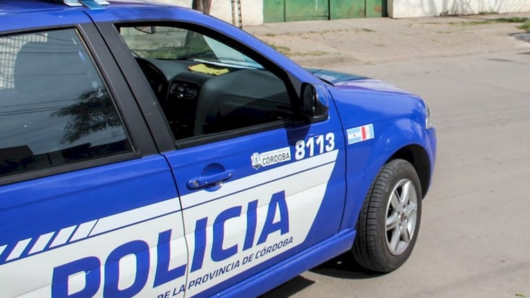 La Policía y los bomberos trabajaron en el domicilio donde hallaron al hombre sin signos vitales.