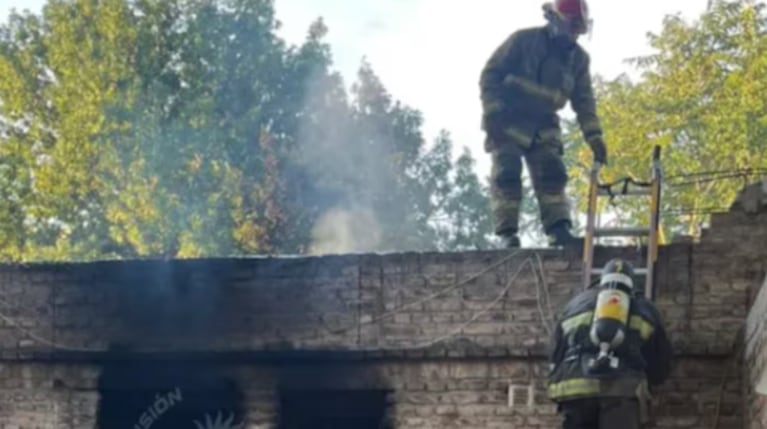 La policía y los bomberos trabajaron en la casa de la víctima para controlar el incendio. (Foto: gentileza LM Neuquén).