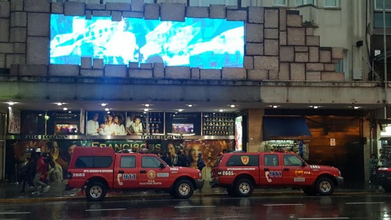 La policía y los bomberos tuvieron que evacuar a todos los asistentes.