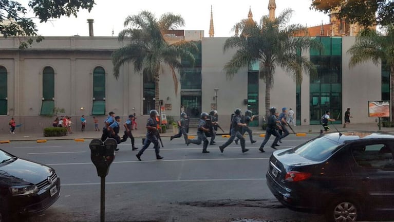 La Policía y los manifestantes se cruzaron en Nueva Córdoba.