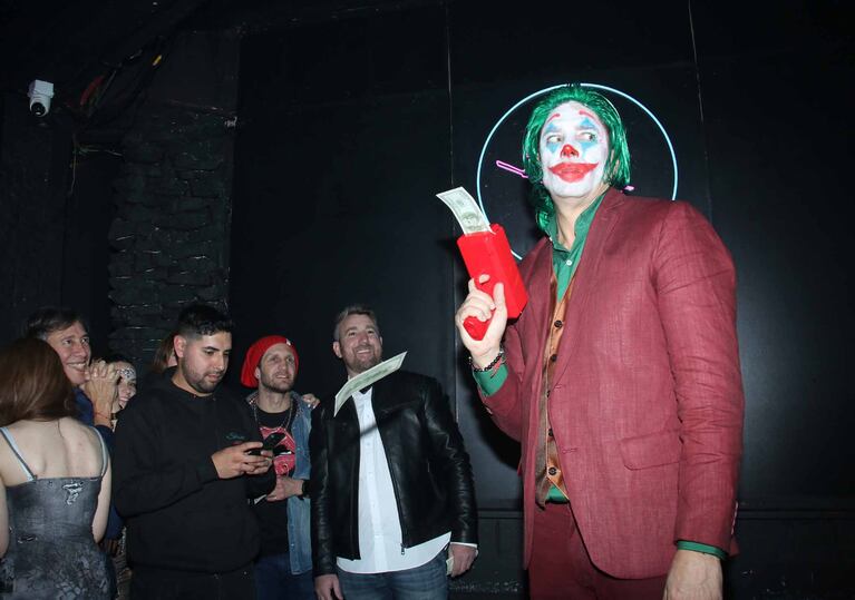 La pose de Matías Alé disfrazado de El Joker. (Foto: Movilpress)