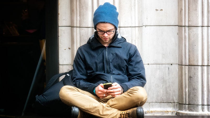 La posición de la polémica: usar el celular durante horas puede provocar serios problemas en el cuello.