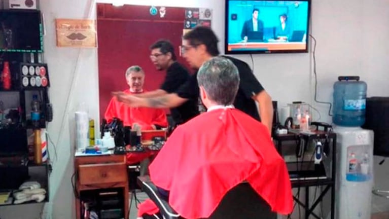 La postal de la visita de Macri al peluquero Juan Sosa para retocarse su look.