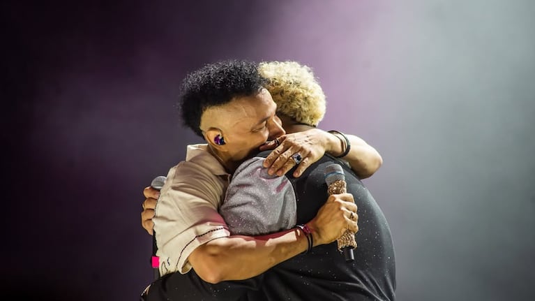 La postal del artista junto a su hijo arriba del escenario