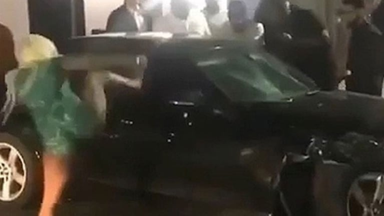 La potente patada de la mujer contra el auto que la chocó, en Miami.
