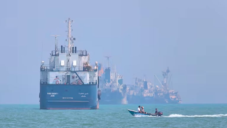 La presencia de barcos en el estrecho de Ormuz.