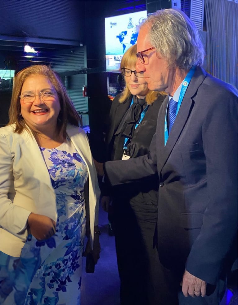 La presidenta de FIO, Raquel Caballero de Guevara con el Defensor del Pueblo Adjunto.
