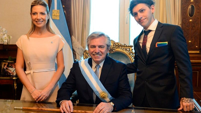 La primera foto de Fernández en el sillón presidencial. Lo acompañan su pareja, Fabiola Yáñez, y su hijo, Estanislao.