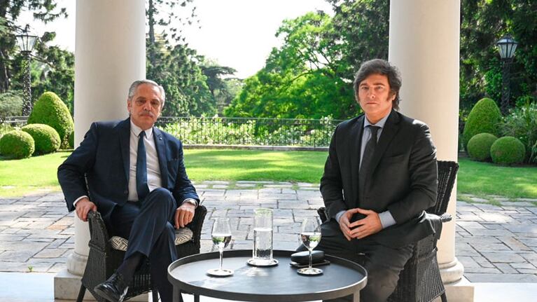 La primera foto entre Milei y Fernández en la Quinta de Olivos.